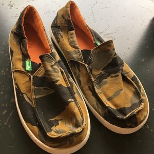 Youth camo Sanuk loafers. Size 4.